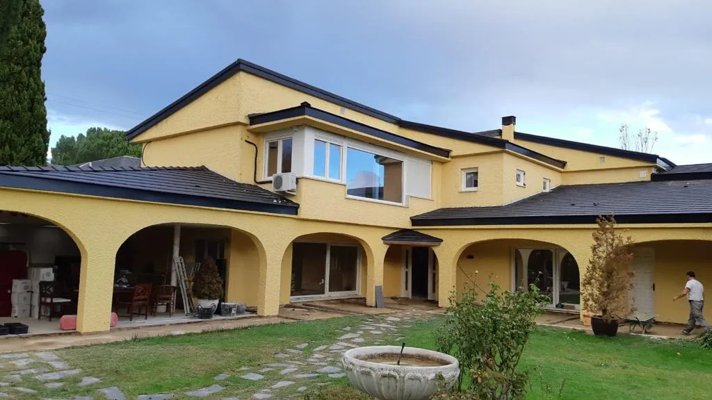 Casa con tejado de pizarra